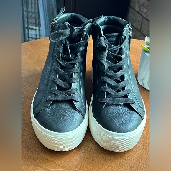 Ugg size 8 sneakers - Picture 3 of 6